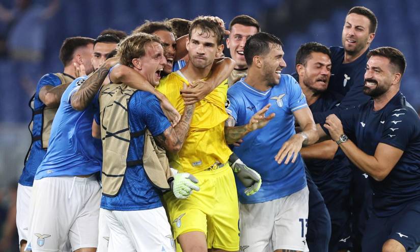 Ivan Provedel, arquero de Lazio, fue felicitado por sus compañeros por anotar de cabeza el gol del empate contra Atlético de Madrid.