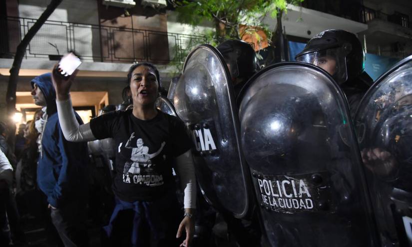 Un grupo de policías antimotines cercó los alrededores de la casa de Fernández.