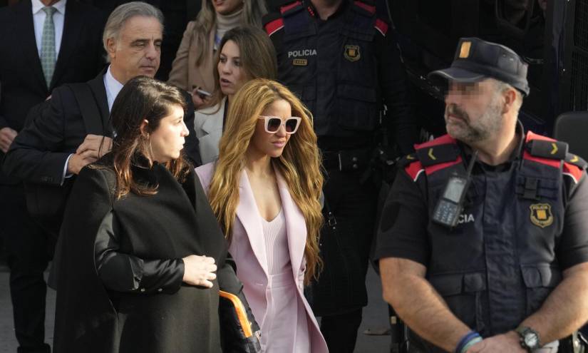 La cantante Shakira a su salida de la Audiencia de Barcelona tras aceptar este lunes el pago de una multa millonaria a cambio de una rebaja de condena que evitará su entrada en prisión, tras admitir que defraudó 14,5 millones a Hacienda entre los años 2012 y 2014.
