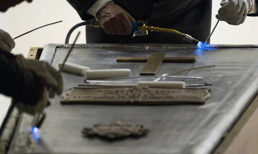 Una parte del féretro con los restos mortales del papa emérito Benedicto XVI.