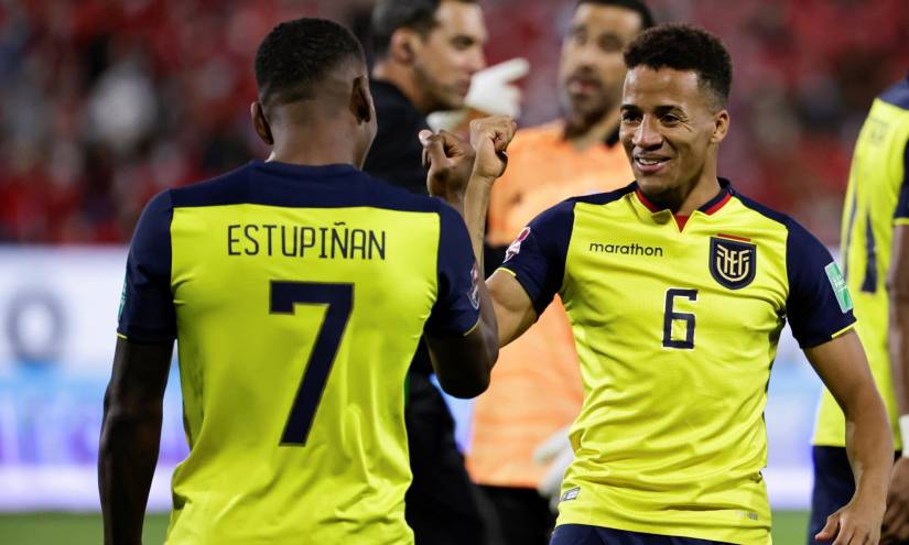 Byron Castillo (d) saluda con Pervis Estupiñán después de un partido de la Selección en las eliminatorias rumbo a Qatar 2022.