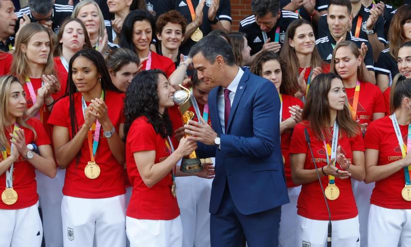 El presidente del Gobierno, Pedro Sánchez, recibe a la selección española con la copa del mundo conquistada en Sídney.
