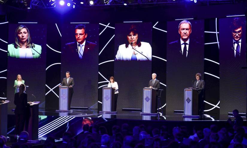 Fotografía de archivo fechada el 1 de octubre de 2023 que muestra a los candidatos presidenciales argentinos, desde la izquierda, Myriam Bregman, Sergio Massa, Patricia Bullrich, Juan Schiaretti, y Javier Millei durante un debate en Santiago del Estero (Argentina).
