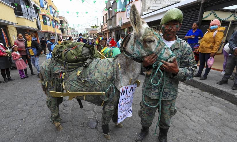 Un hombre y su burro con vestimentas militares participaron en una carrera.