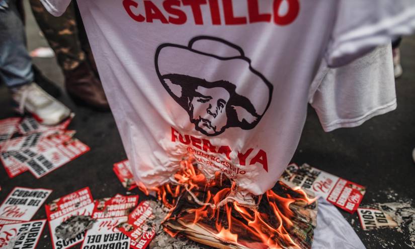 Manifestantes quemaron camisetas con la cara de Pedro Castillo.