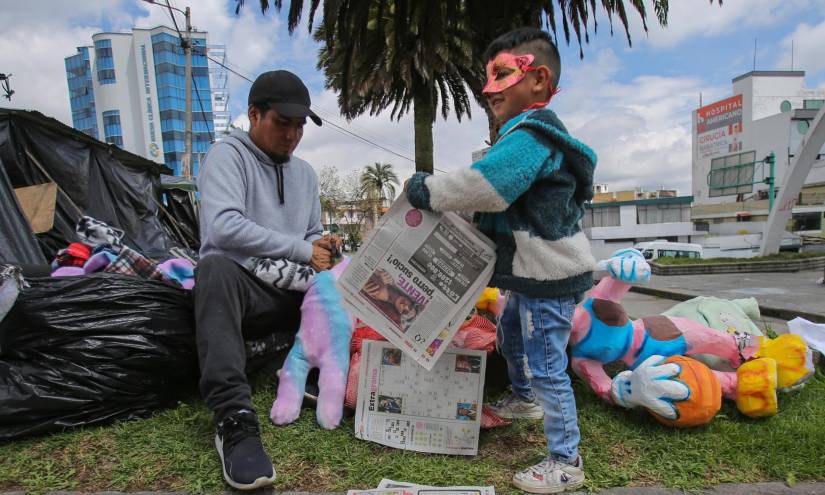 Uno de los comerciantes de monigotes en la av. Mariana de Jesús.