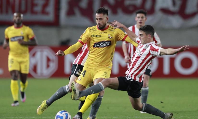 Gastón Benedetti (d) de Estudiantes disputa el balón con Francisco Fydriszewski de Barcelona.