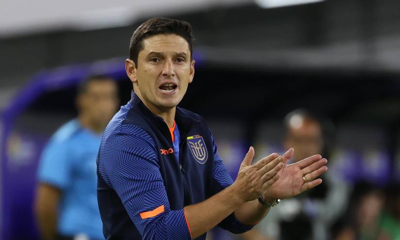 El seleccionador de Ecuador, Miguel Bravo, dirige ante Venezuela en el Preolímpico Sudamericano Sub 23