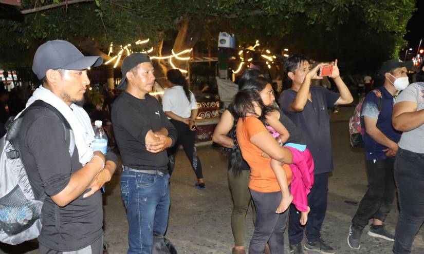 Migrantes ecuatorianos esperan solucionar su situación en la ciudad de Tapachula (México) y avanzar a Estados Unidos.