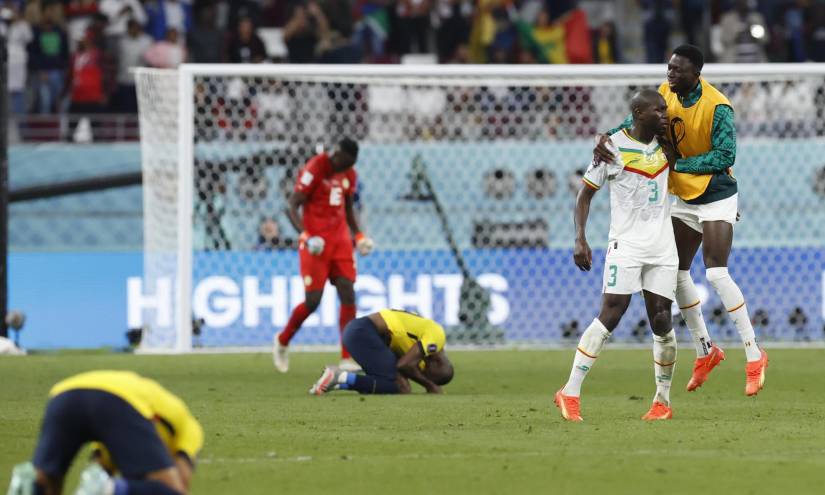 Jugadores de Senegal celebran hoy, al final de un partido de la fase de grupos del Mundial de Fútbol Qatar 2022 entre Ecuador y Senegal en el estadio Internacional Jalifa en Doha (Catar).