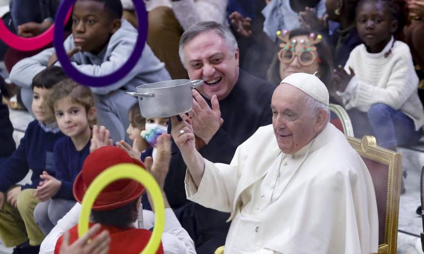 El papa participa en un espectáculo de magia con niños este domingo en el Vaticano.