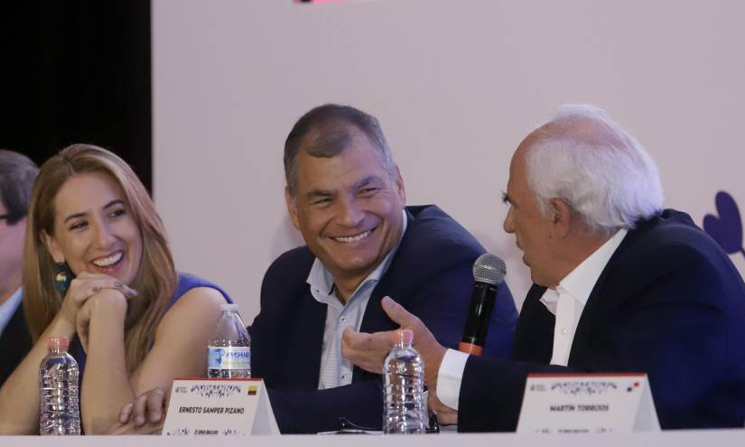 La asesora presidencial de Argentina, Cecilia Nicolini (i), el expresidente de Ecuador Rafael Correa (c) y el expresidente de Colombia Ernesto Samper (d) participan en una cita del Grupo de Puebla, en México.