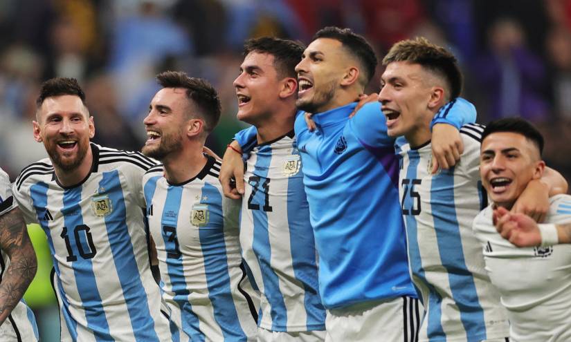 Lionel Messi (i) festeja junto a Alexis MacAllister, Paulo Dybala, Leandro Paredes y Lisandro Martínez el pase a la final del Mundial.