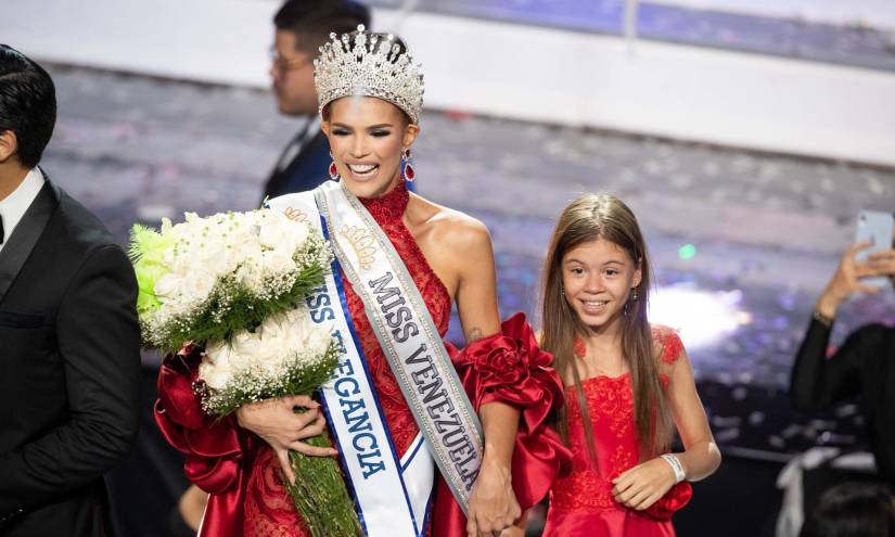 Ileana Marquez, Miss Venezuela 2023, posa junto a su hija durante el Miss Venezuela 2023, hoy en Caracas (Venezuela.