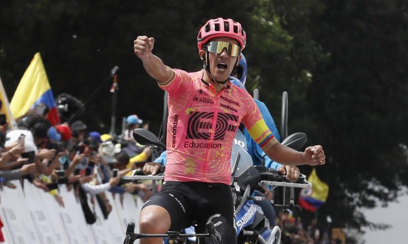 El ecuatoriano Richard Carapaz de EF Education Easypost celebra al ganar la quinta etapa de la carrera ciclística Tour Colombia 2024
