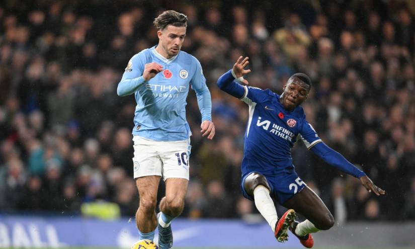 Moisés Caicedo trata de robarle el balón a Jack Grealish