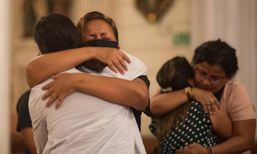 Familiares de los reos asesinados hace un año realizaron una misa y una vigilia en una iglesia en Guayaquil.