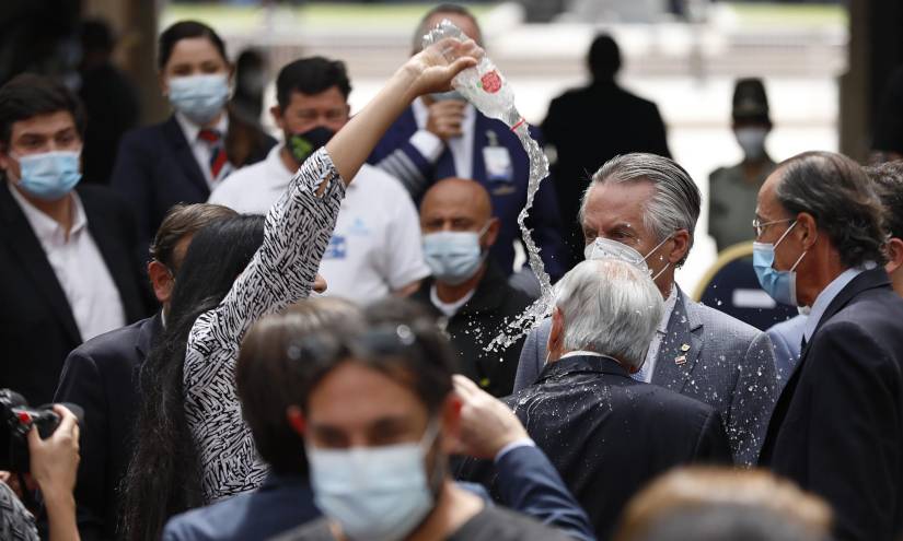 Sebastián Piñera: mujer lanza agua al presidente de Chile durante un acto conmemorativo por la pandemia