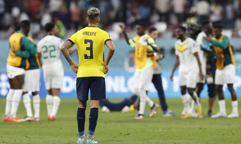 Piero Hincapié de Ecuador reacciona al final de un partido de la fase de grupos del Mundial de Fútbol Qatar 2022 entre Ecuador y Senegal en el estadio Internacional Jalifa en Doha (Catar).