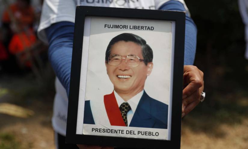Fotografía de archivo en la que se registró a un seguidor del expresidente peruano Alberto Fujimori al sostener en sus manos una foto del exmandatario, en Lima.