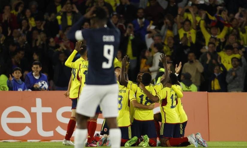 Justin Cuero (9), delantero centro de Ecuador, se lamenta luego de que su compañero Luis Córdova meta el balón en propia puerta y le dé el tanto de la victoria a Colombia, en la tercera fecha del hexagonal final del Sudamericano sub-20.