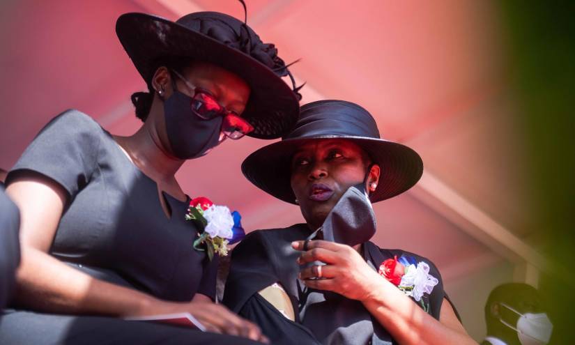 Martine Moïse (derecha) asistió a la ceremonia fúnebre de su esposo.