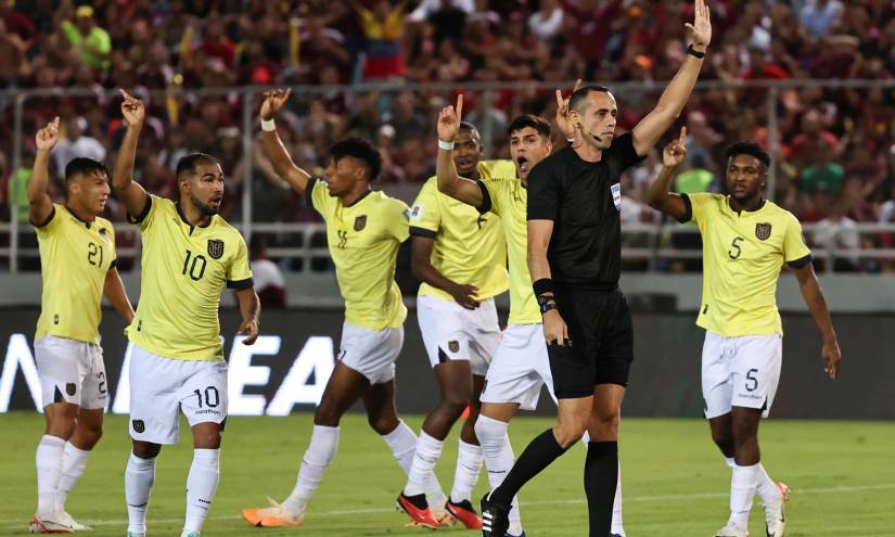 Jugadores de Ecuador reclaman que no fue fuera de juego el gol de José Cifuentes