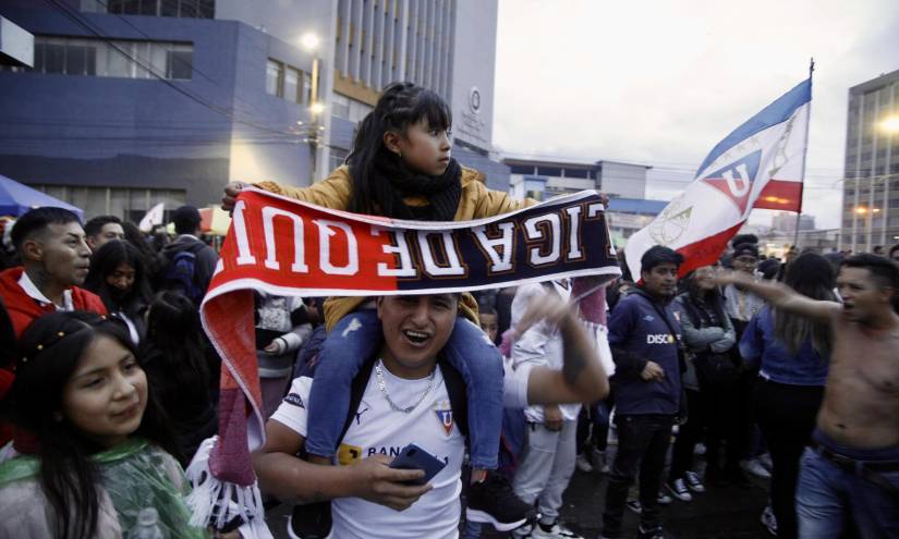 Padres e hijos acudieron a la pileta de la Universidad Central para festejar.