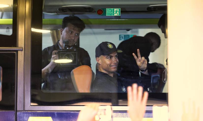 Cristiano Ronaldo saluda a los aficionados chinos desde el bus que traslada a los jugadores del Al-Nassr a Shenzhen.