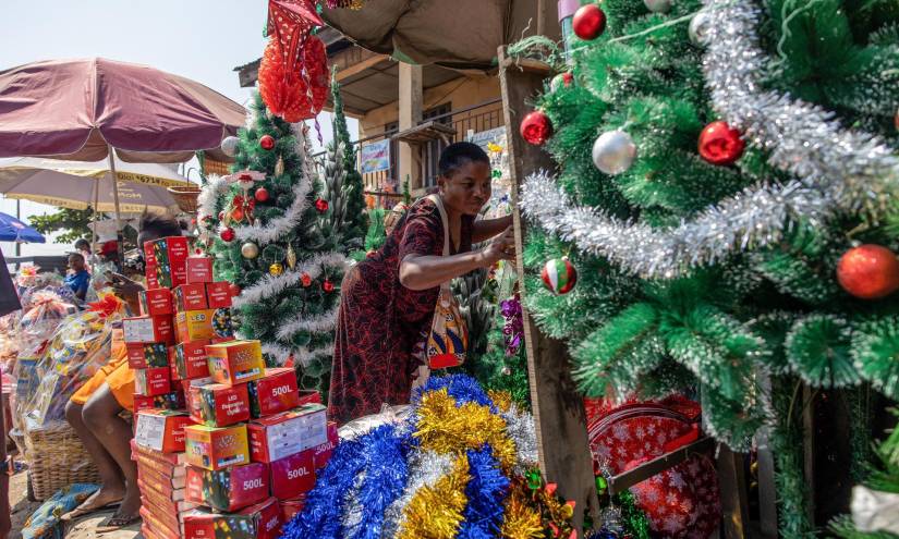 Los compradores buscan adornos navideños en Ibadán, Nigeria, el 18 de diciembre de 2023. Más de 80 millones de nigerianos son cristianos de una población de 225 millones.