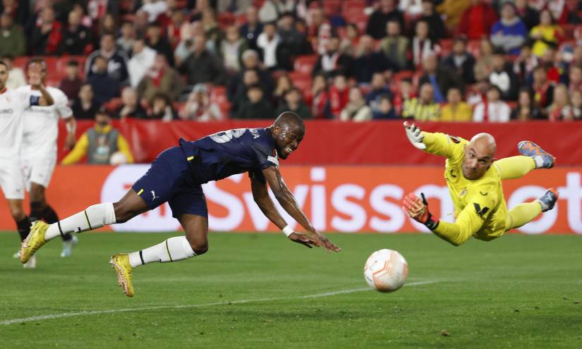 SEVILLA, 09/03/2023.- Marko Dimitrovic (d), portero del Sevilla intenta parar un disparo ante el delantero ecuatoriano del Fenerbahçe Enner Valencia, durante el partido de ida de octavos de final de la Liga Europa que estos dos equipos juegan este jueves en el estadio Sánchez Pizjuán. EFE/ Julio Muñoz