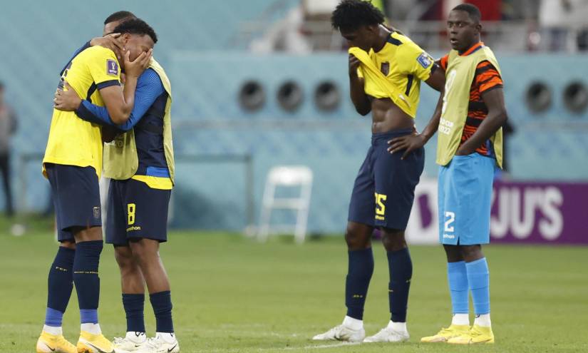 GR2157. DOHA (CATAR), 29/11/2022.- Jugadores de Ecuador reaccionan hoy, al final de un partido de la fase de grupos del Mundial de Fútbol Qatar 2022 entre Ecuador y Senegal en el estadio Internacional Jalifa en Doha (Catar). EFE/ Esteban Biba