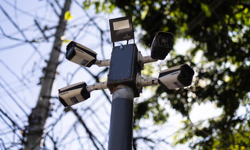 Varias cámaras de vigilancia, en un barrio residencial en Sao Paulo (Brasil).