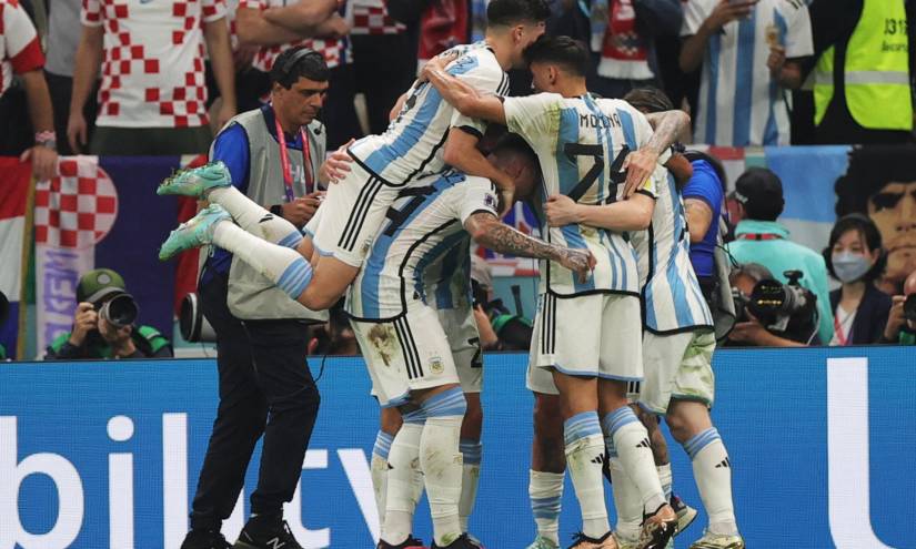 Jugadores de Argentina abrazan a Lionel Messi, autor del primer gol de su equipo.