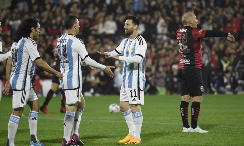 Lionel Messi participa en el partido de despedida de Maxi Rodríguez, hoy en el estadio Coloso Marcelo Bielsa en Rosario (Argentina).