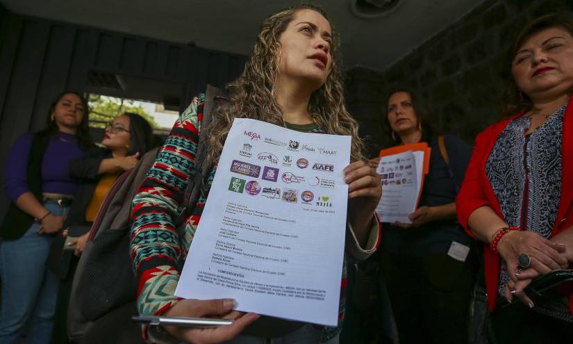 Karina Ponce del colectivo Megamujeres, en una manifestación frente al CNE, reclamando por la paridad de género.