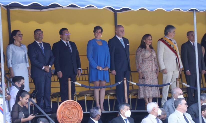 Saquicela (tercero de izq. a der.) estuvo este lunes 25 de julio junto a otras autoridades, entre ellos el presidente de la República, en el desfile por los 81 años del Combate Naval de Jambelí, en Guayaquil.
