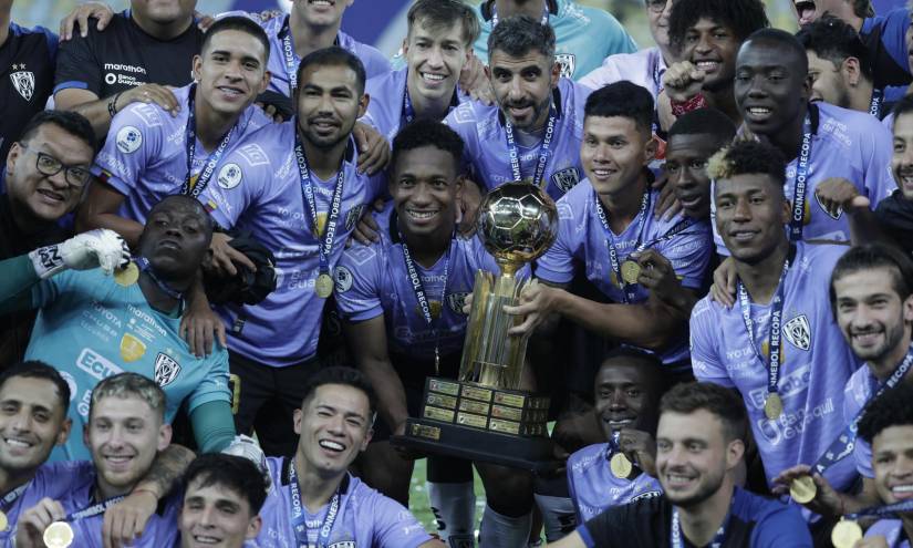 Jugadores de Independiente del Valle celebran su triunfo hoy, en la final de la Recopa Sudamericana entre Flamengo e Independiente del Valle (IDV) en el estadio Maracaná en Río de Janeiro (Brasil). EFE/ Antonio Lacerda