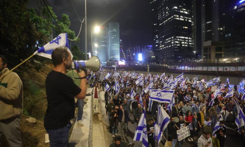 Israel: más de medio millón de personas protesta contra cese del ministro de Defensa