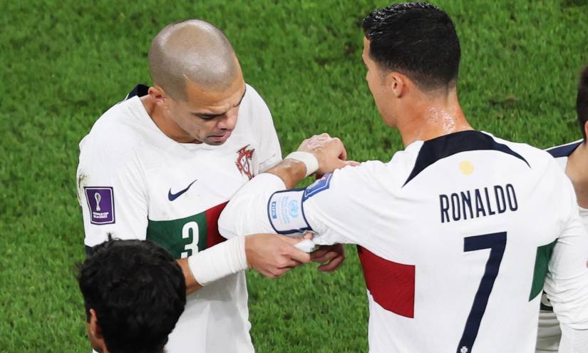 Pepe le coloca el brazalete de capitán a Cristiano Ronaldo cuando este ingresó para el segundo tiempo entre Portugal y Marruecos.