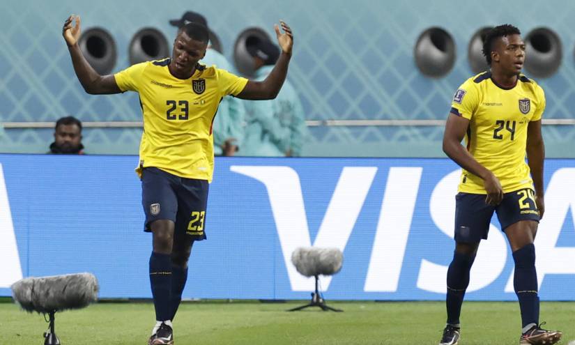 Moisés Caicedo (i) de Ecuador celebra un gol hoy, en un partido de la fase de grupos del Mundial de Fútbol Qatar 2022 entre Ecuador y Senegal en el estadio Internacional Jalifa en Doha (Catar).
