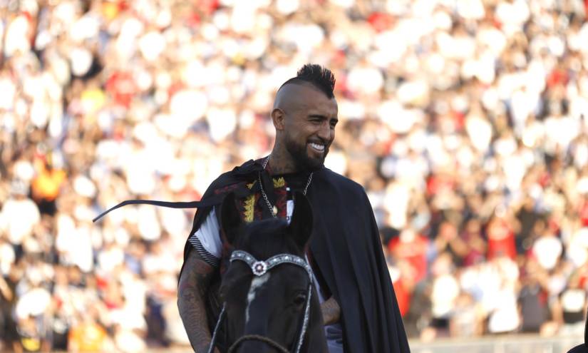 Arturo Vidal monta en caballo durante su presentación como nuevo jugador de Colo-Colo