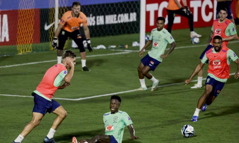 Los jugadores de la selección brasileña de fútbol participan en un entrenamiento.