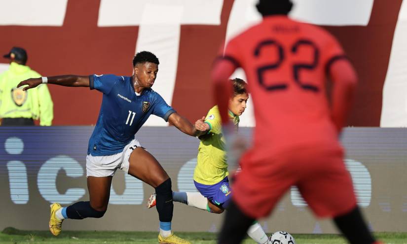 Gabriel Pirani (c) de Brasil disputa el balón con Juan Mercado de Ecuador en un penalti hoy, en un partido del Preolímpico Sudamericano Sub-23