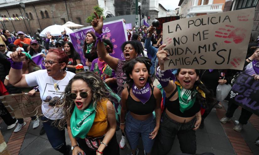 Activistas participan en una marcha con motivo del Día Internacional de la Eliminación de la Violencia Contra la Mujer.