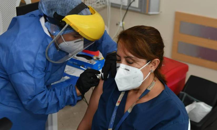 12 mil personas al día se vacunan en Guayaquil, Durán y Samborondón