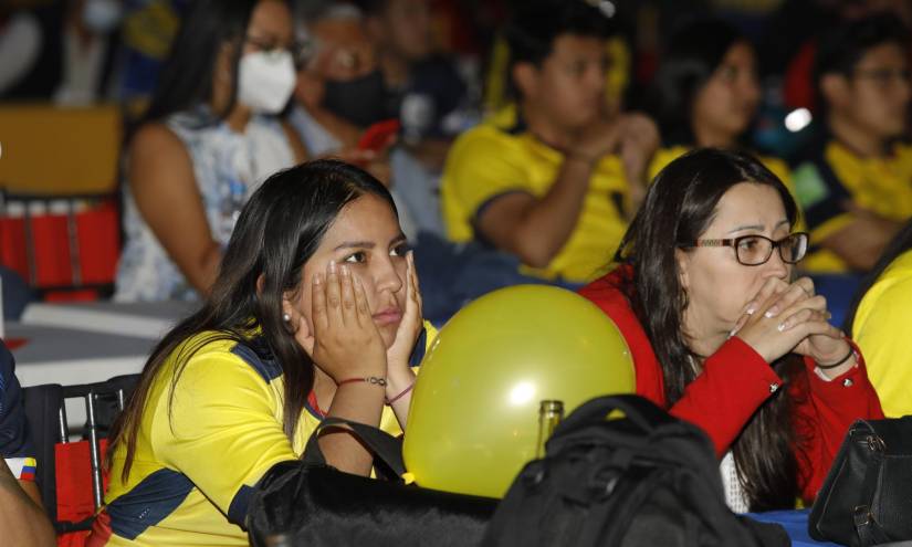 Aficionados de la selección ecuatoriana de fútbol se lamentan tras la derrota ante Senegal y posterior eliminación del Mundial de Qatar 2022 en Quito.