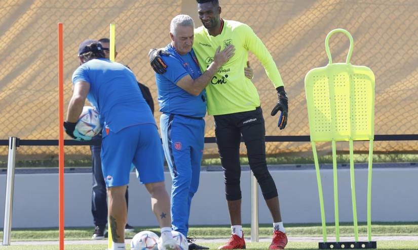 DOHA, 26/11/2022.- El seleccionador de Ecuador, Gustavo Alfaro (c), abraza al portero, Alexandre Domiguez, durante un entrenamiento de su equipo este sábado en Doha, Catar.