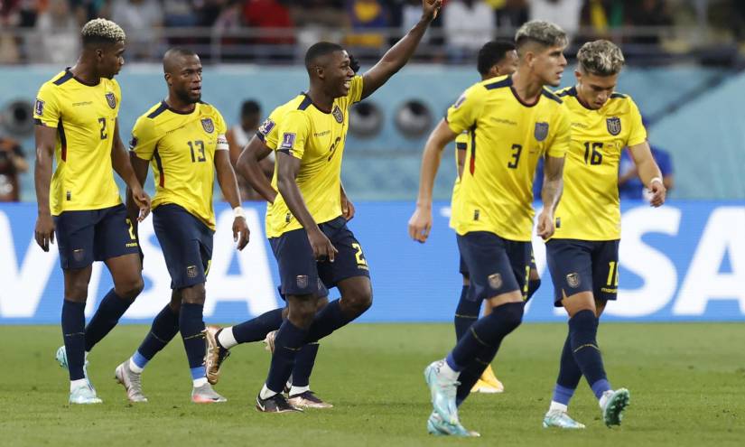 Moisés Caicedo (c) de Ecuador celebra un gol , en un partido de la fase de grupos del Mundial de Fútbol Qatar 2022 entre Ecuador y Senegal.