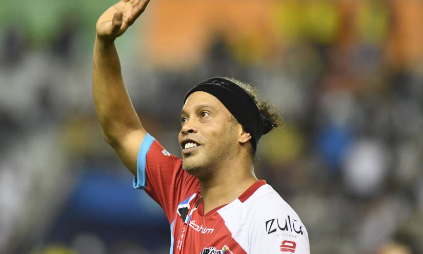 Ronaldinho deleitó con su fútbol en Manta